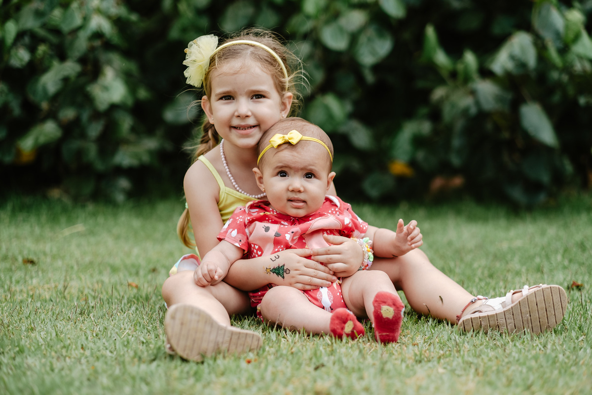 Acompanhamento anual com 4 ensaios do primeiro aninho da Mariah no parque de coqueiros e em casa em Florianópolis, por Thiago Braga fotografia.