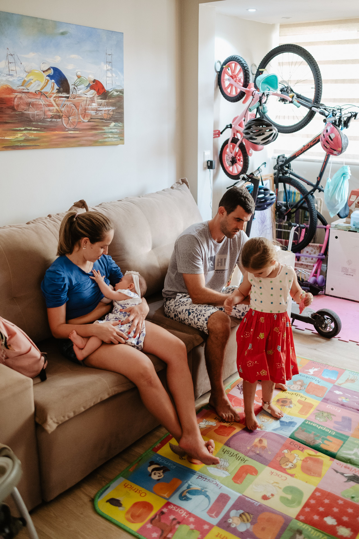 Acompanhamento anual com 4 ensaios do primeiro aninho da Mariah no parque de coqueiros e em casa em Florianópolis, por Thiago Braga fotografia.