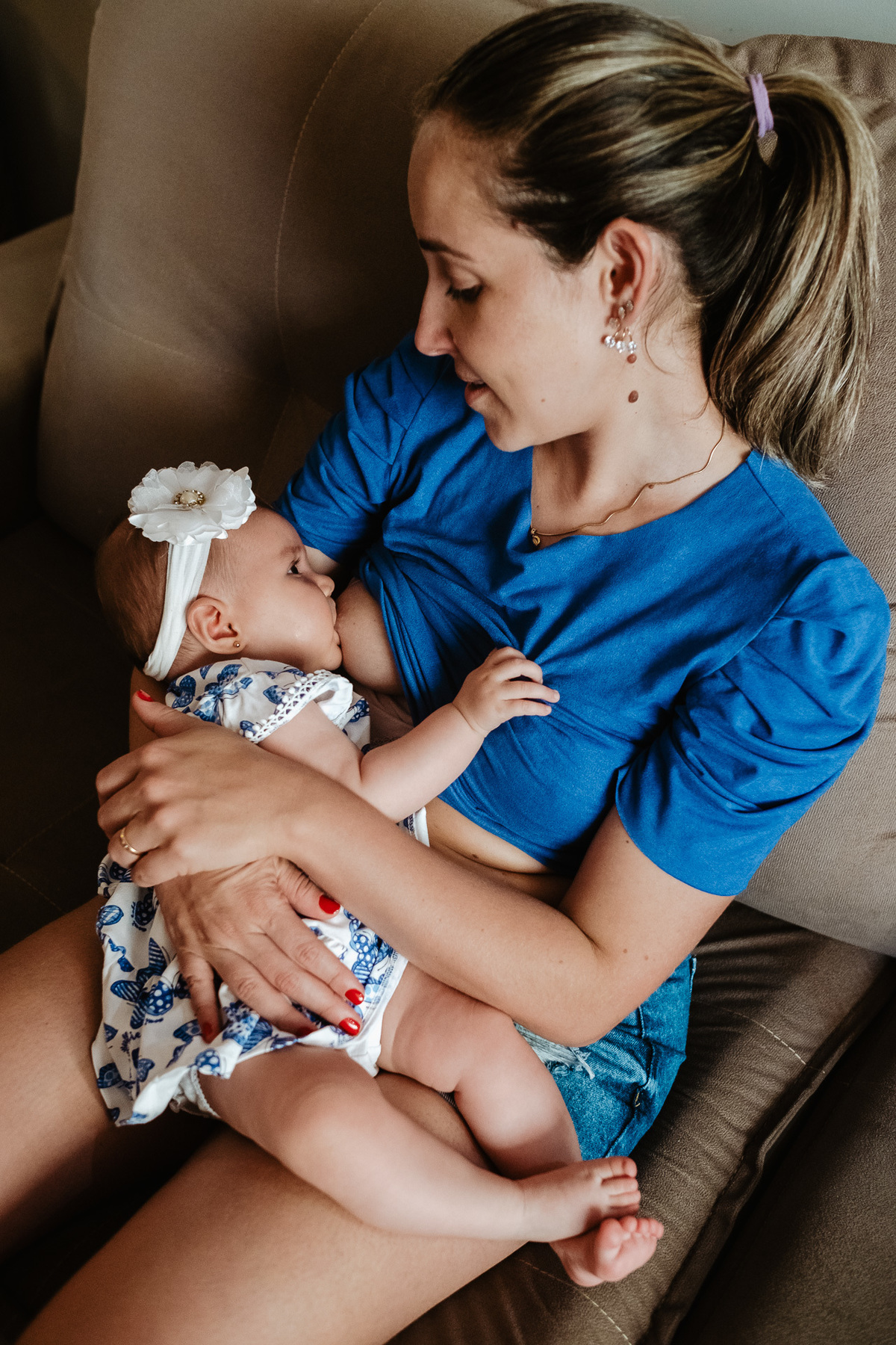 Acompanhamento anual com 4 ensaios do primeiro aninho da Mariah no parque de coqueiros e em casa em Florianópolis, por Thiago Braga fotografia.