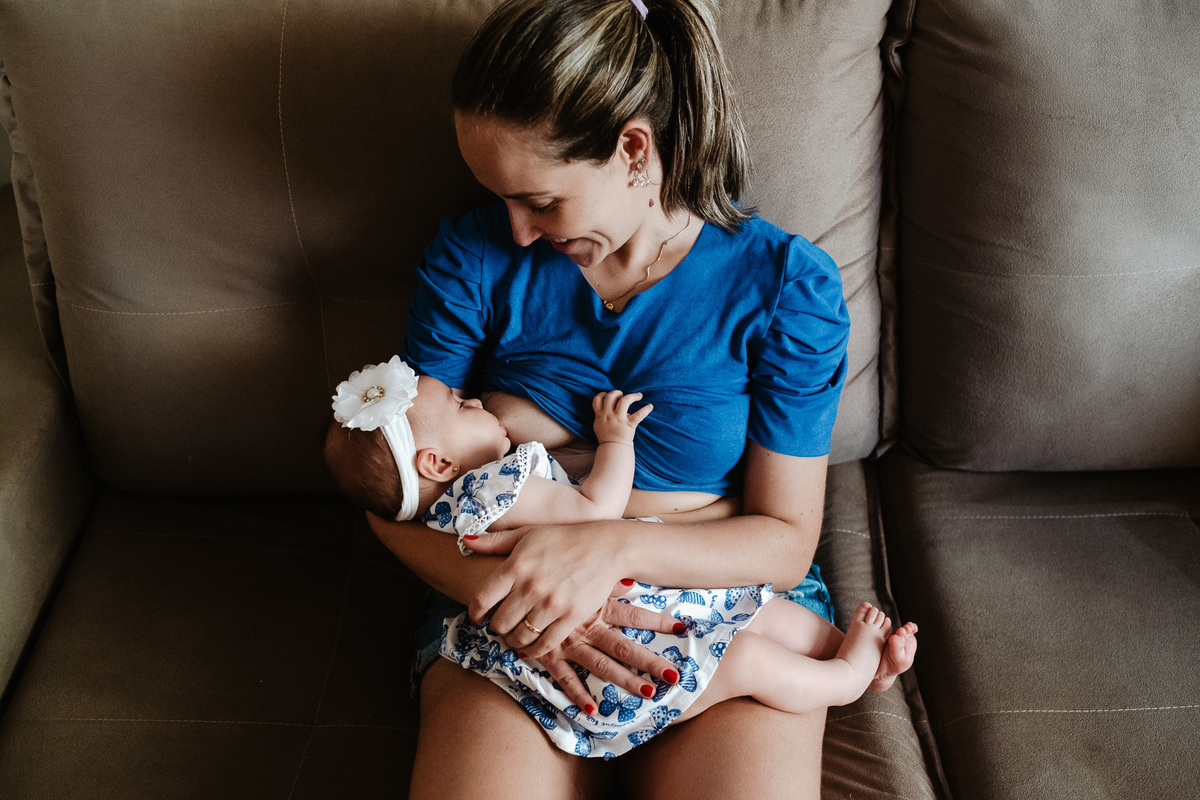 Acompanhamento anual com 4 ensaios do primeiro aninho da Mariah no parque de coqueiros e em casa em Florianópolis, por Thiago Braga fotografia.