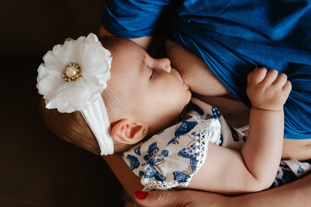 Acompanhamento anual com 4 ensaios do primeiro aninho da Mariah no parque de coqueiros e em casa em Florianópolis, por Thiago Braga fotografia.