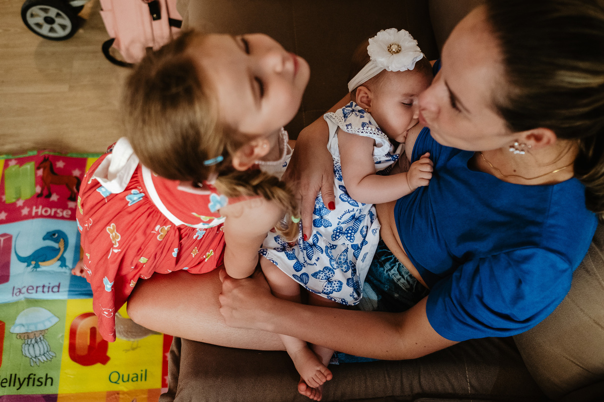 Acompanhamento anual com 4 ensaios do primeiro aninho da Mariah no parque de coqueiros e em casa em Florianópolis, por Thiago Braga fotografia.