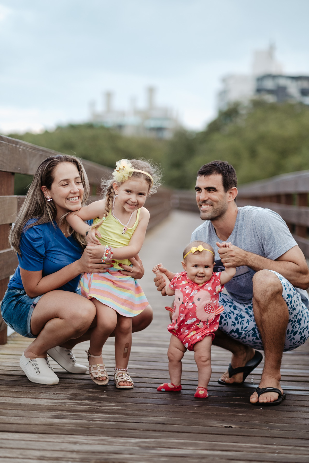 Acompanhamento anual com 4 ensaios do primeiro aninho da Mariah no parque de coqueiros e em casa em Florianópolis, por Thiago Braga fotografia.