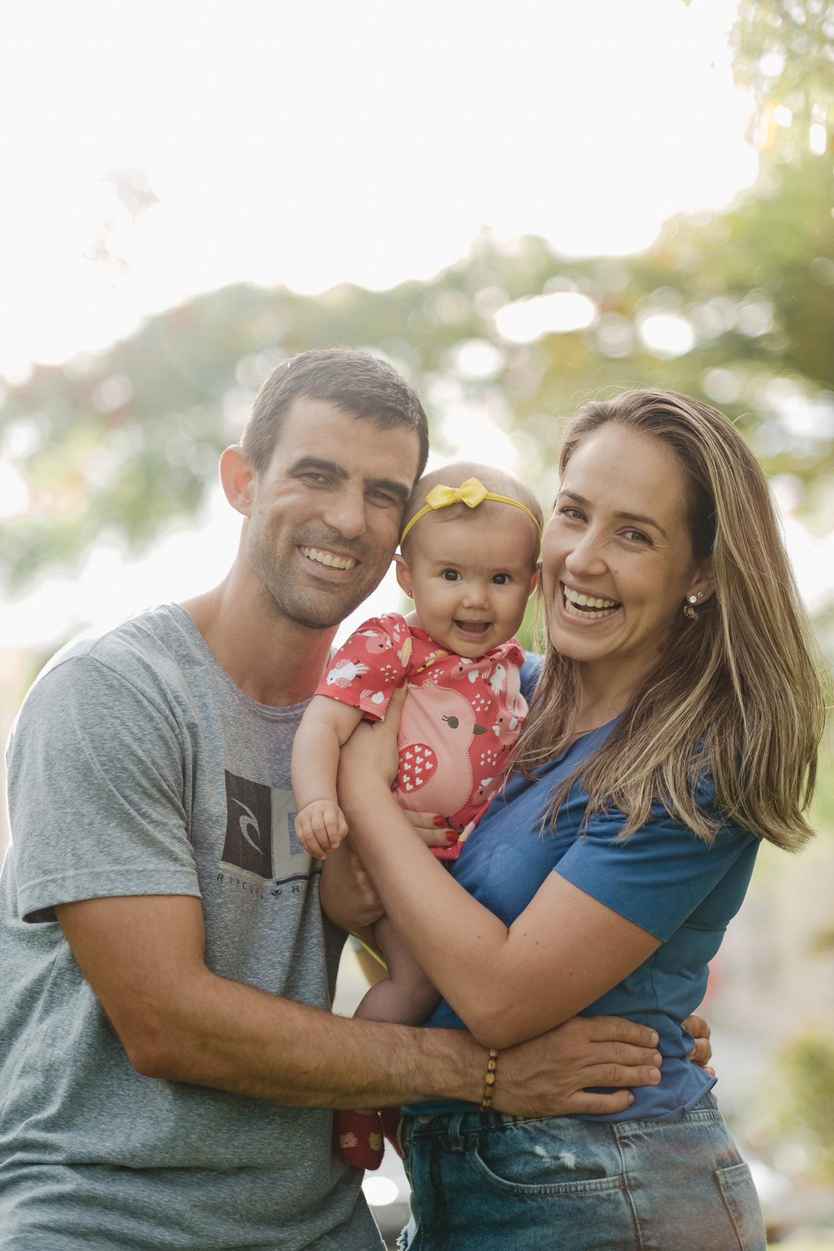 Acompanhamento anual com 4 ensaios do primeiro aninho da Mariah no parque de coqueiros e em casa em Florianópolis, por Thiago Braga fotografia.