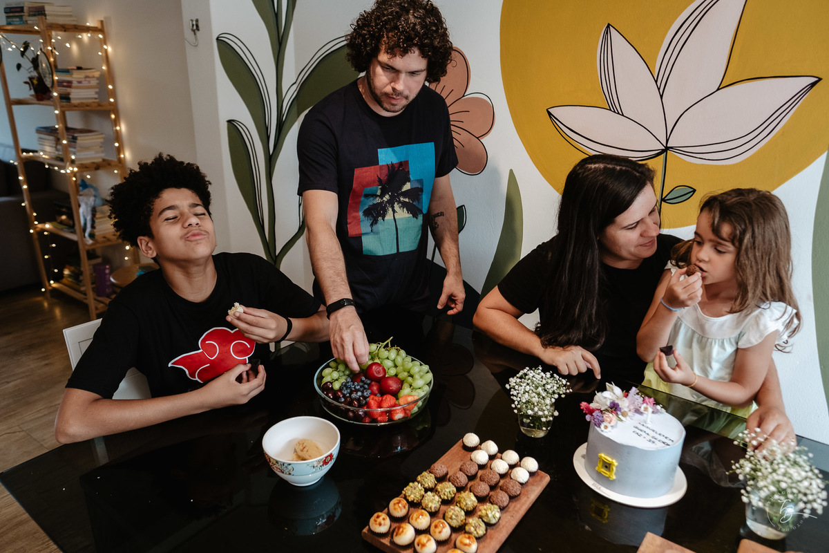 aniversário documentado de adulto, em casa, por Thiago Braga Fotografia. 