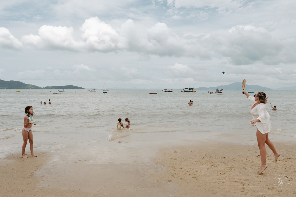 documental de família. Um dia de férias da família Carminatti na praia de Zimbros em Bombinhas por Thiago Braga Fotografia. 