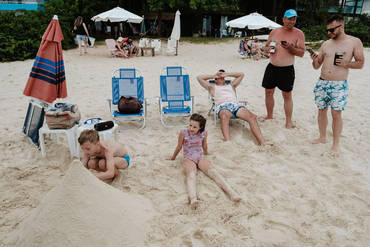 documental de família. Um dia de férias da família Carminatti na praia de Zimbros em Bombinhas por Thiago Braga Fotografia. 