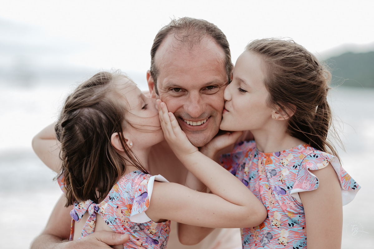 documental de família. Um dia de férias da família Carminatti na praia de Zimbros em Bombinhas por Thiago Braga Fotografia. 