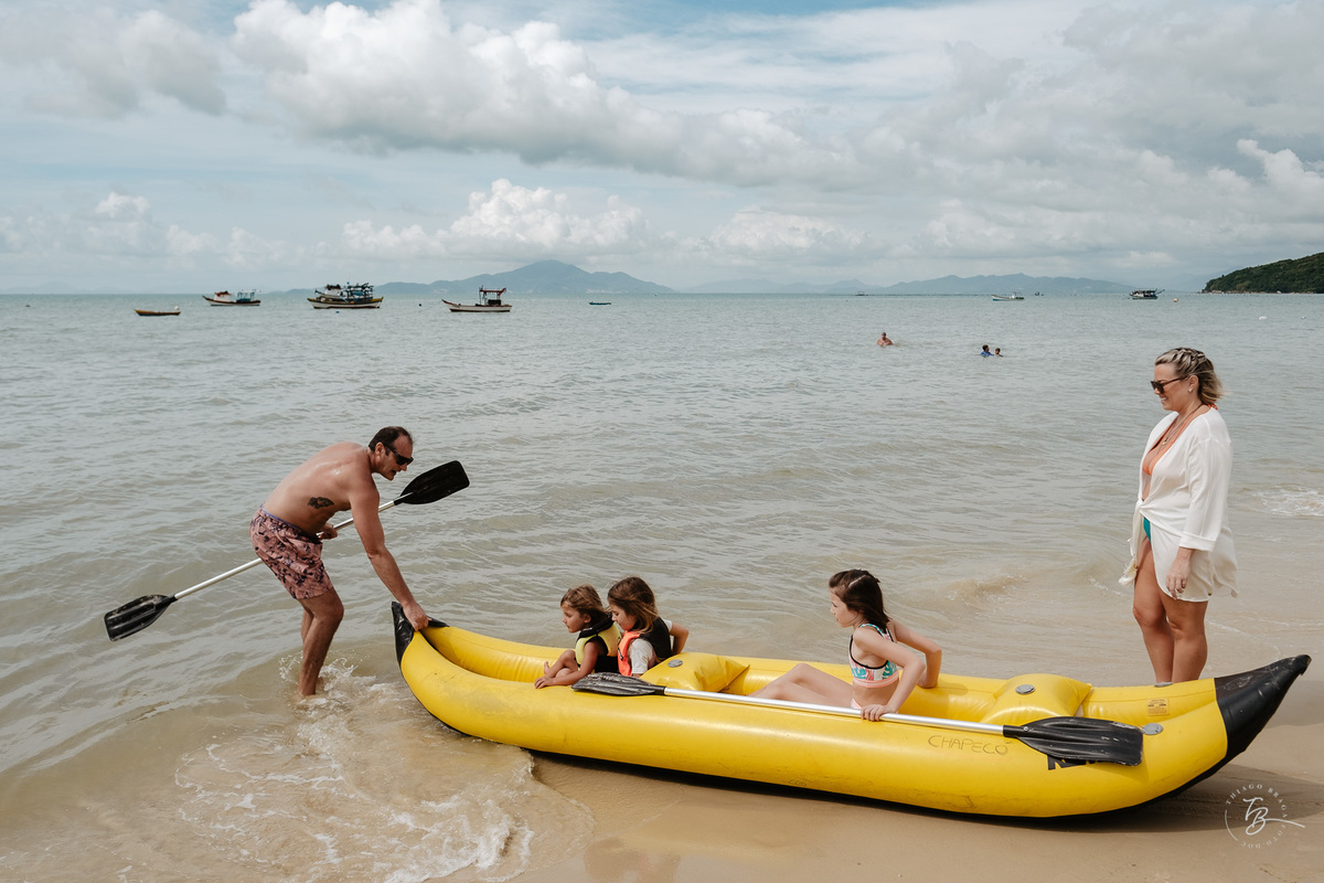 documental de família. Um dia de férias da família Carminatti na praia de Zimbros em Bombinhas por Thiago Braga Fotografia. 