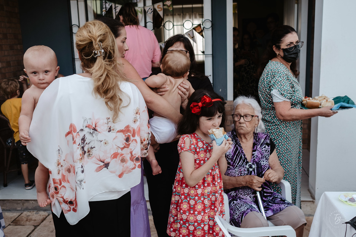aniversário em casa com fotografia documental de família, por Thiago Braga. 
