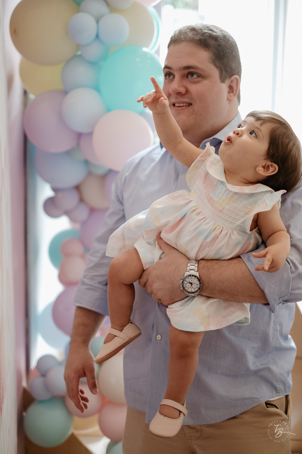 o dia do aniversário da Olívia, Festa no salão de festas do prédio, e fotos em casa.
