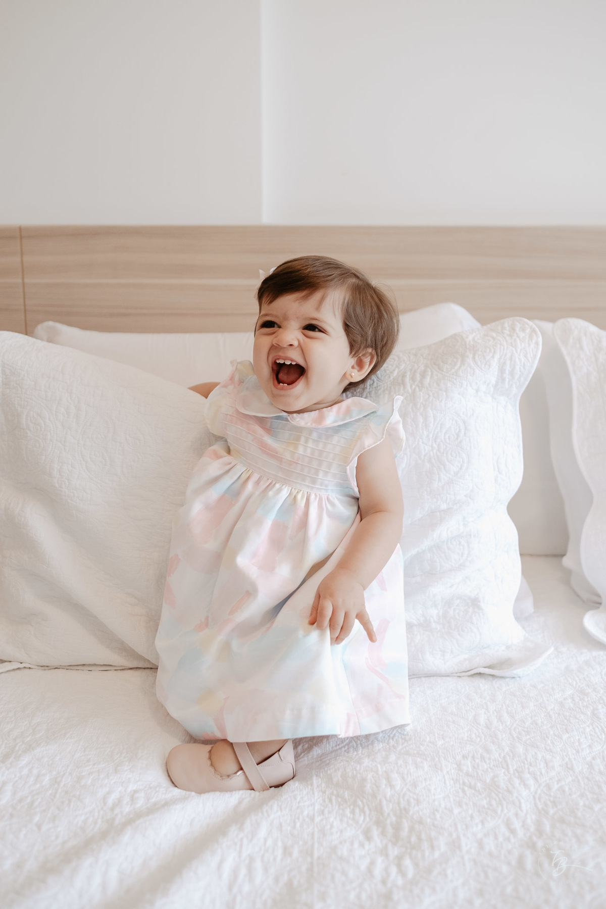 o dia do aniversário da Olívia, Festa no salão de festas do prédio, e fotos em casa.