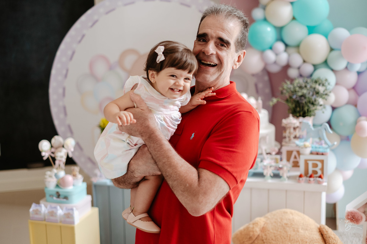 o dia do aniversário da Olívia, Festa no salão de festas do prédio, e fotos em casa.