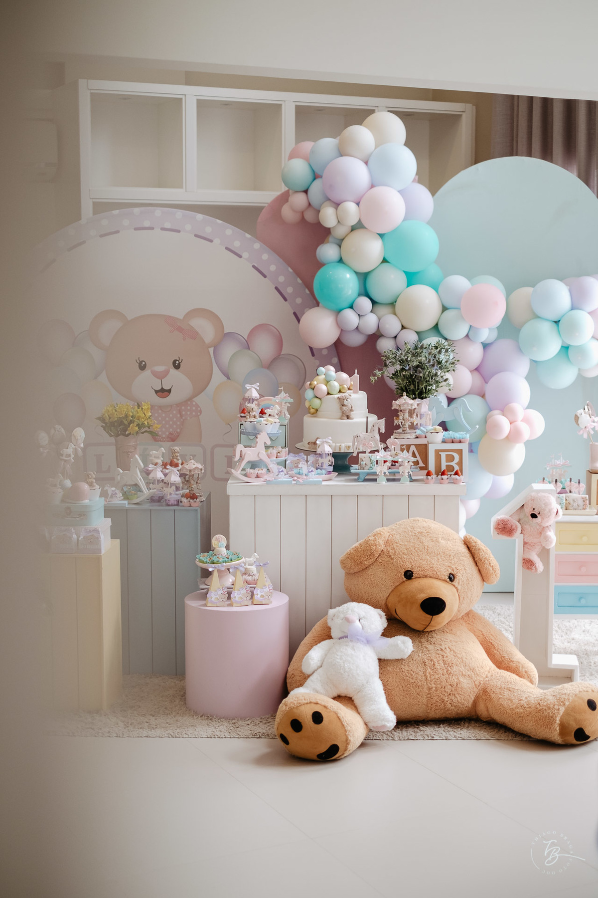 o dia do aniversário da Olívia, Festa no salão de festas do prédio, e fotos em casa.