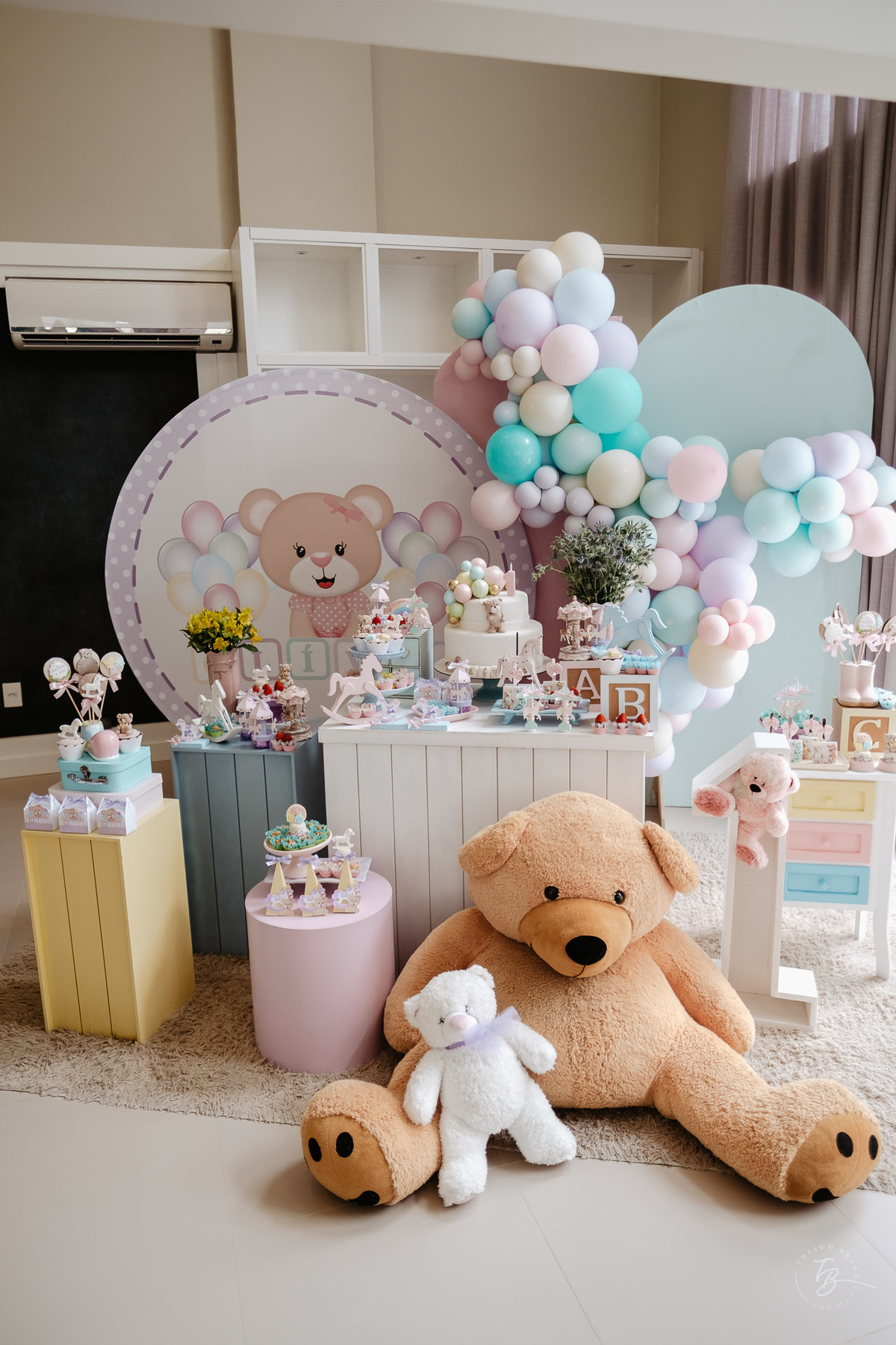 o dia do aniversário da Olívia, Festa no salão de festas do prédio, e fotos em casa.