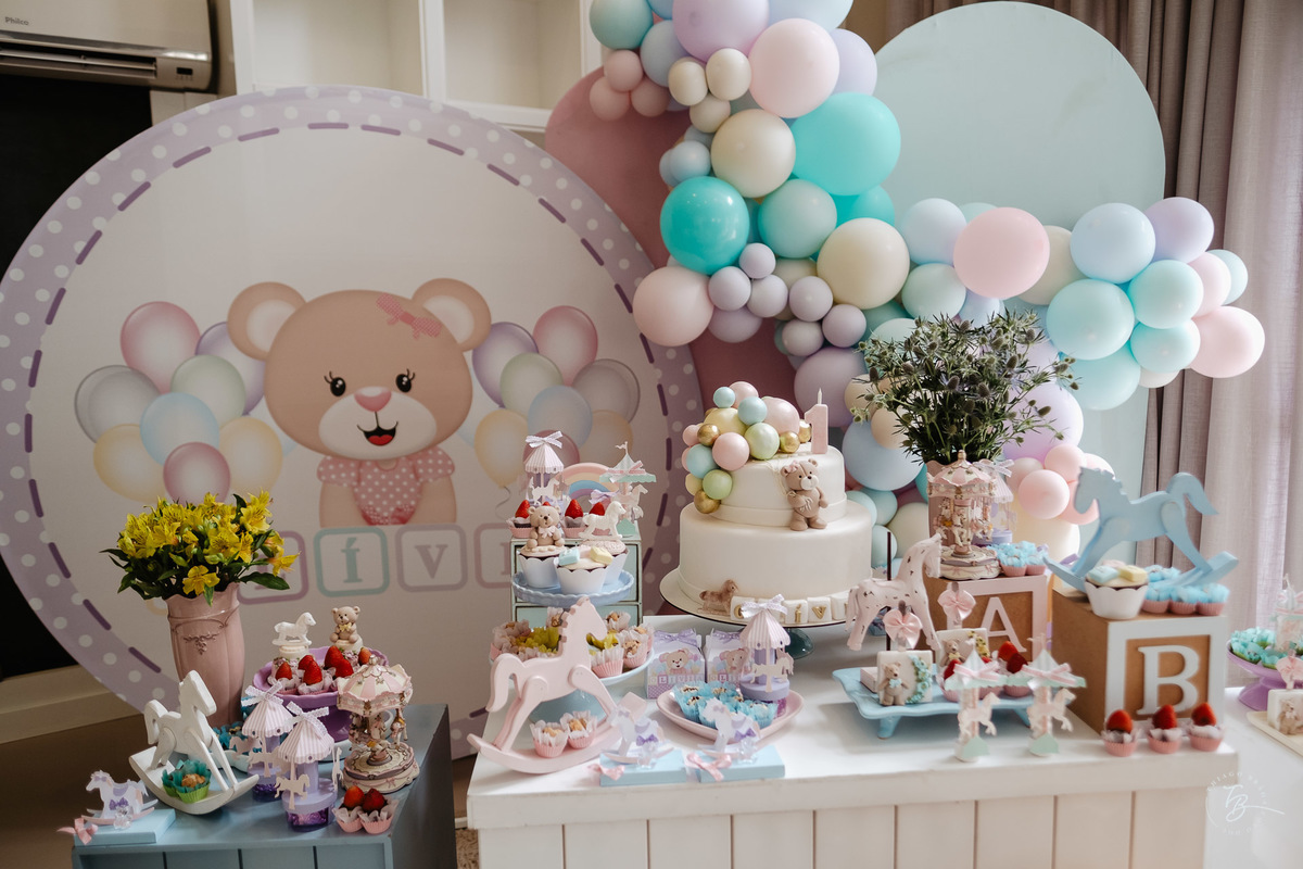 o dia do aniversário da Olívia, Festa no salão de festas do prédio, e fotos em casa.