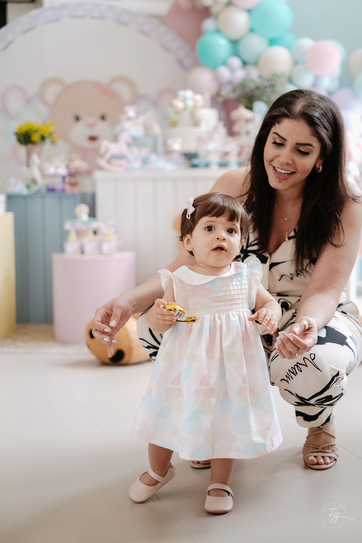 o dia do aniversário da Olívia, Festa no salão de festas do prédio, e fotos em casa.