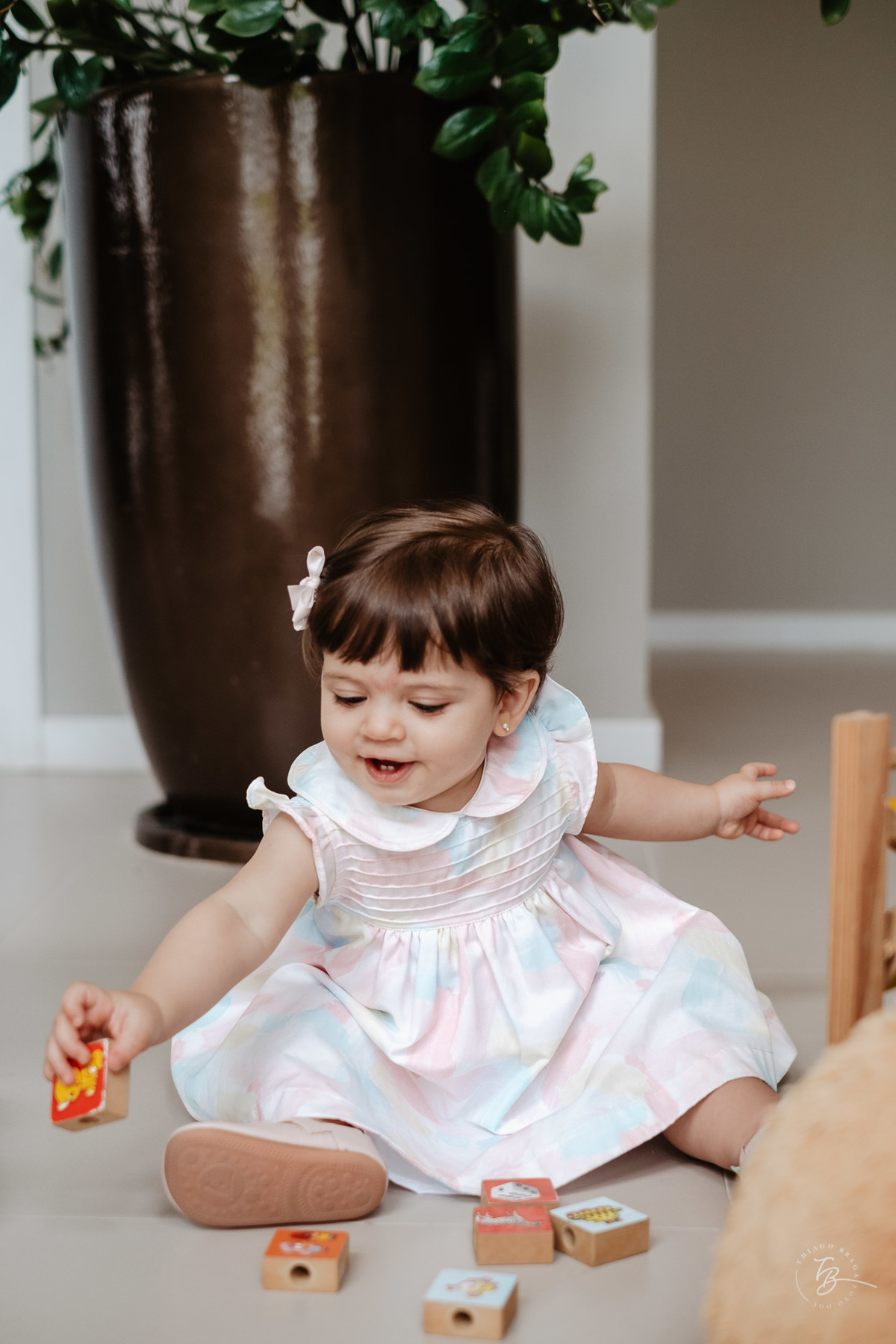 o dia do aniversário da Olívia, Festa no salão de festas do prédio, e fotos em casa.