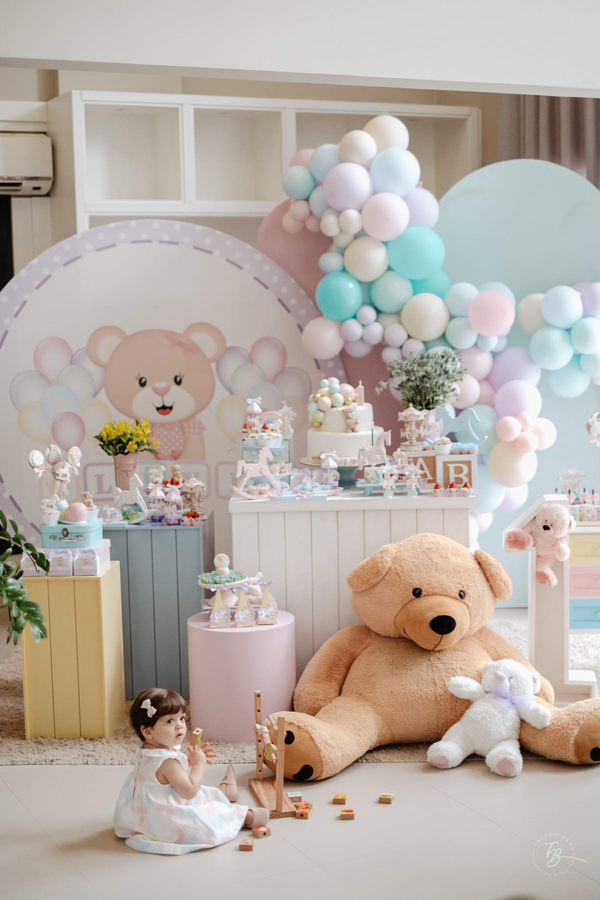 o dia do aniversário da Olívia, Festa no salão de festas do prédio, e fotos em casa.