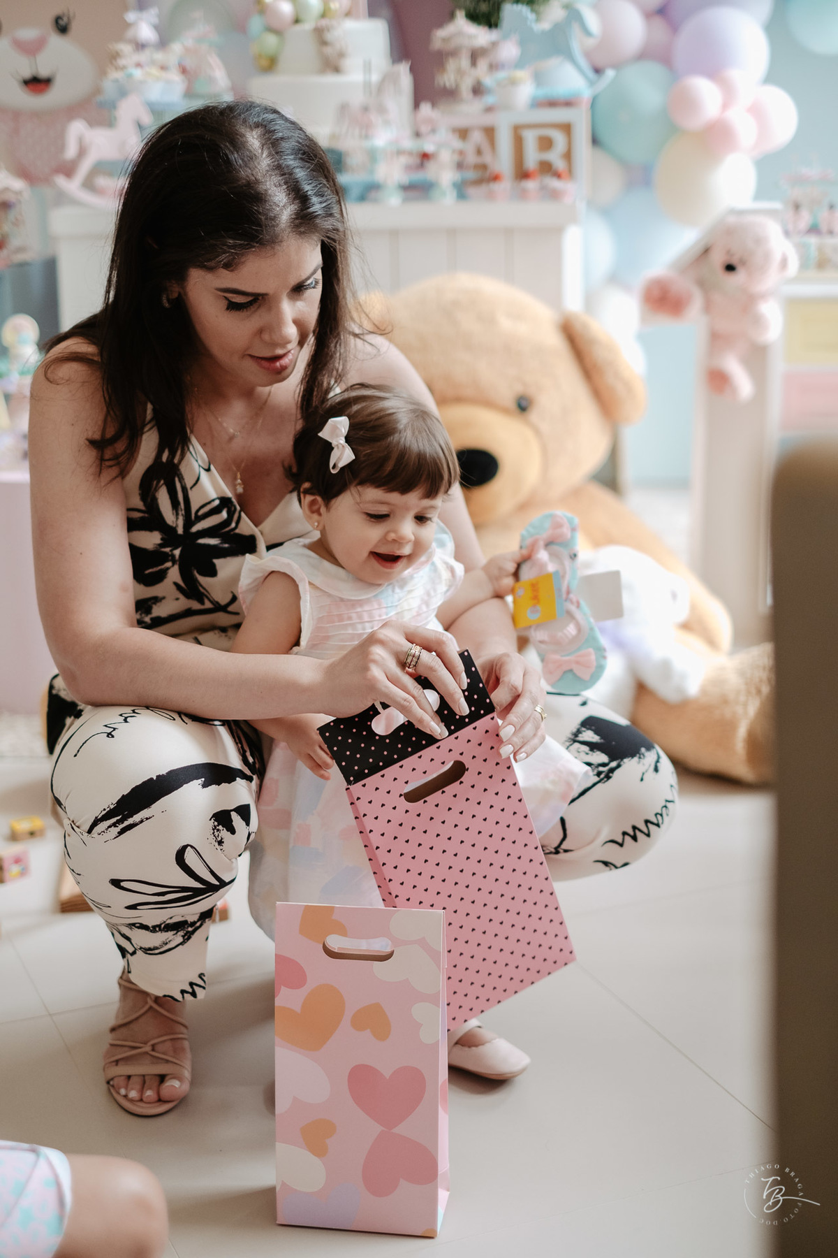 o dia do aniversário da Olívia, Festa no salão de festas do prédio, e fotos em casa.