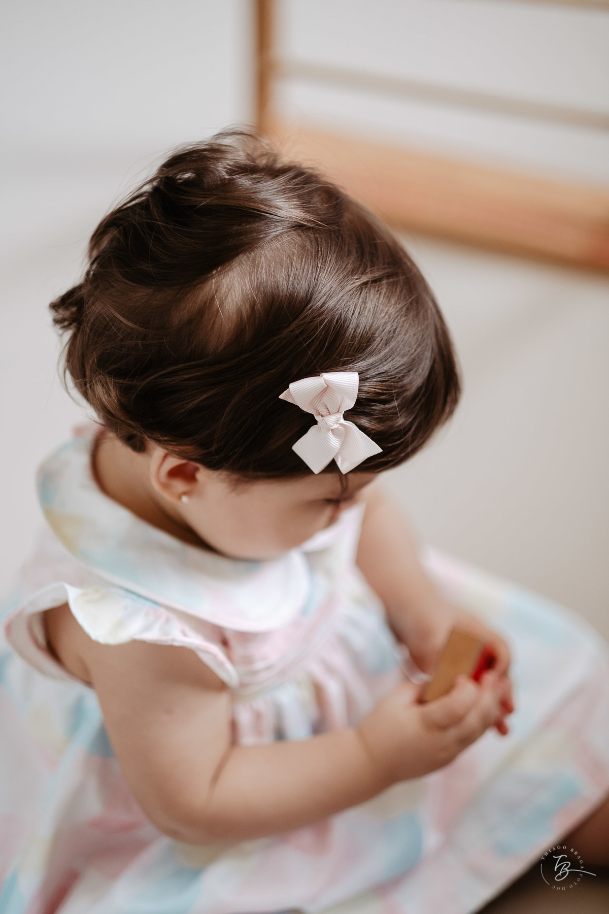 o dia do aniversário da Olívia, Festa no salão de festas do prédio, e fotos em casa.