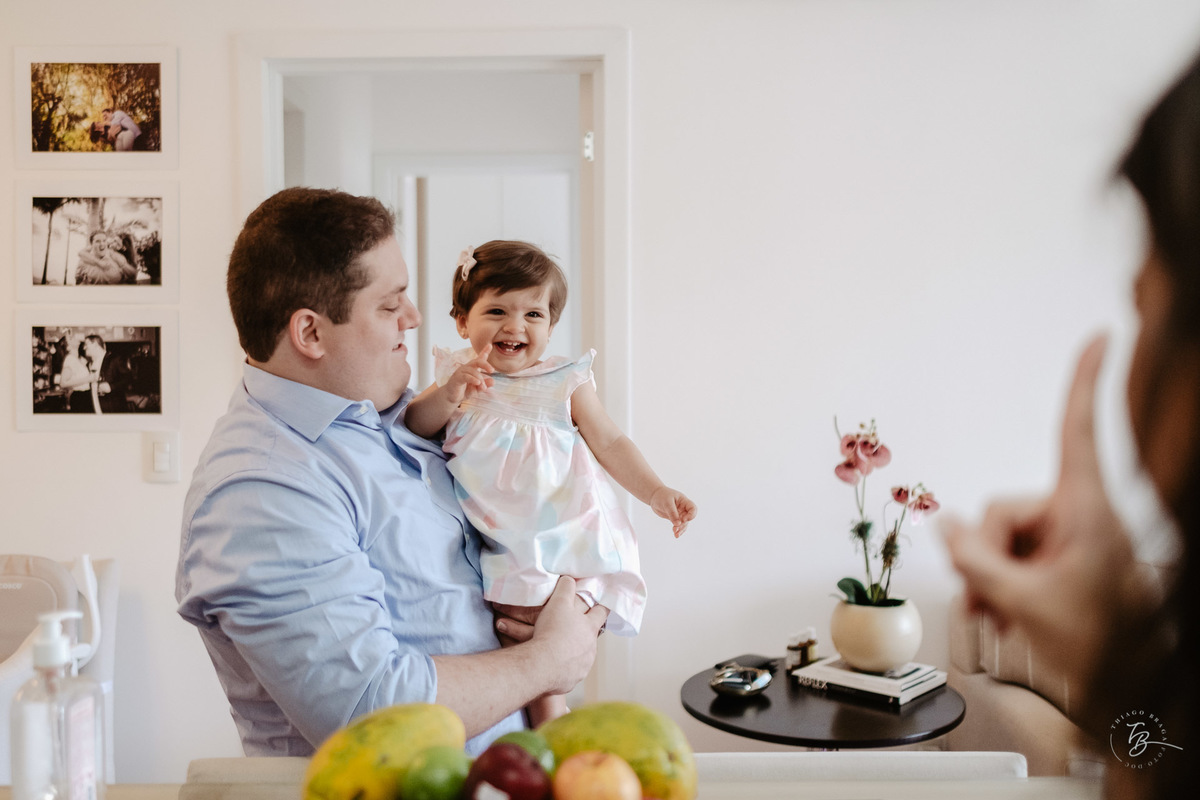 o dia do aniversário da Olívia, Festa no salão de festas do prédio, e fotos em casa.