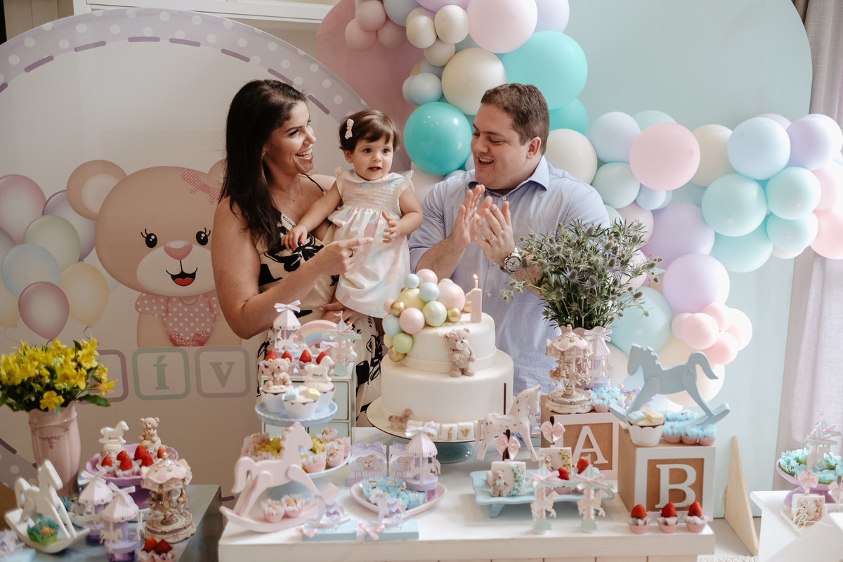 o dia do aniversário da Olívia, Festa no salão de festas do prédio, e fotos em casa.