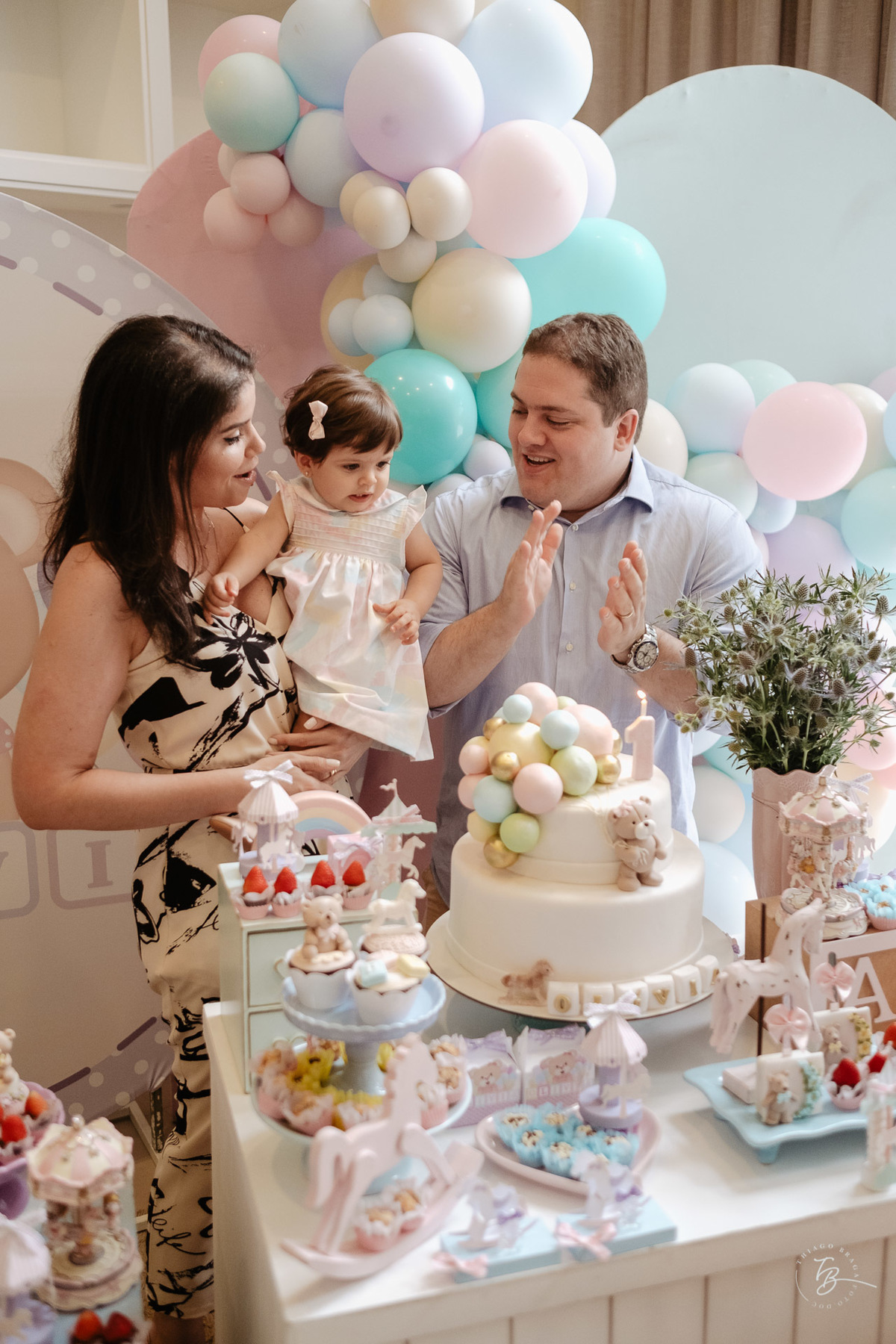 o dia do aniversário da Olívia, Festa no salão de festas do prédio, e fotos em casa.