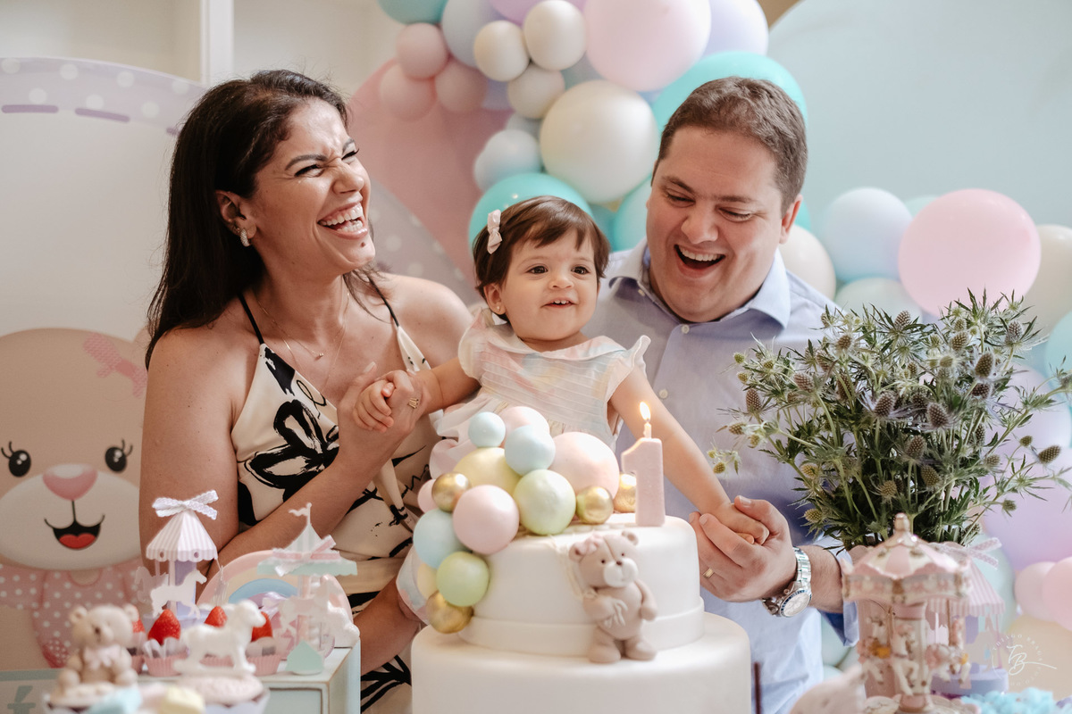 o dia do aniversário da Olívia, Festa no salão de festas do prédio, e fotos em casa.