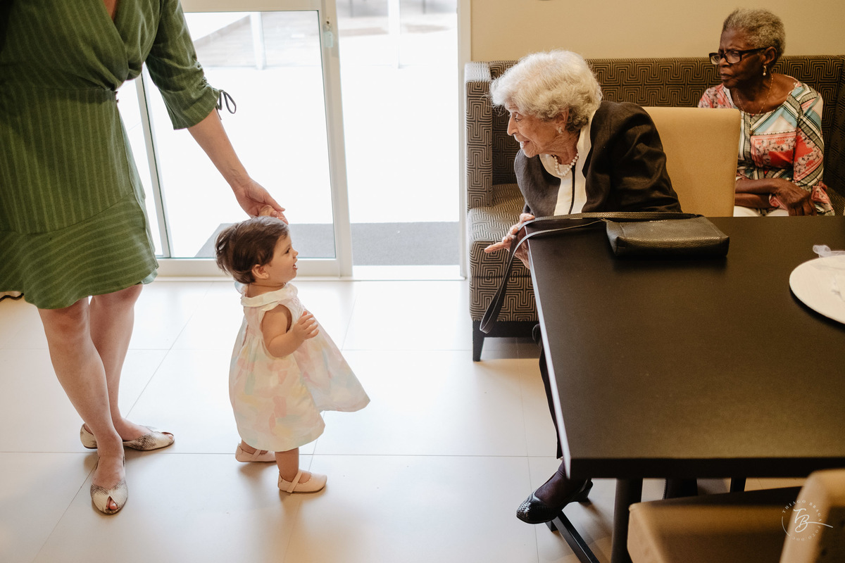 o dia do aniversário da Olívia, Festa no salão de festas do prédio, e fotos em casa.