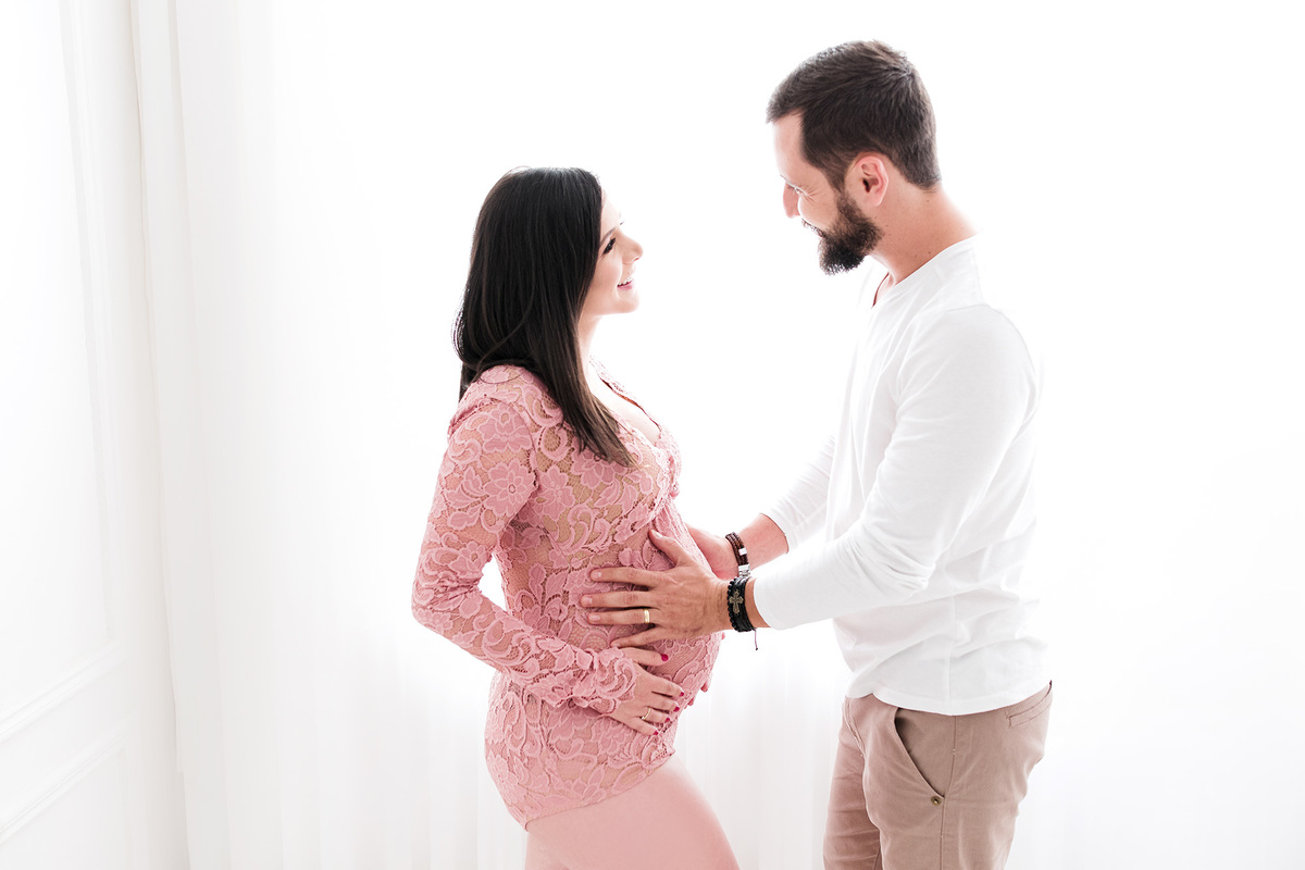 fotos de ensaio gestante em estúdio