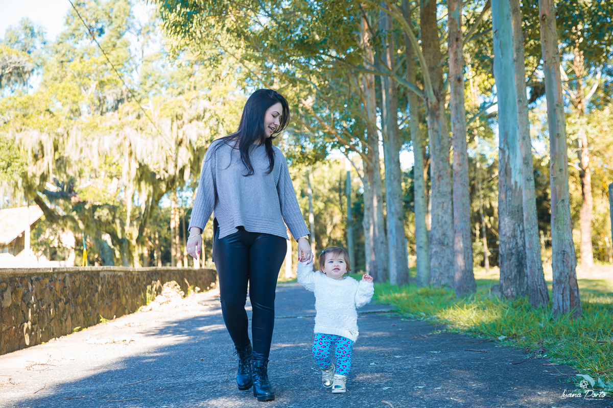 Bebê caminhando com a mãe