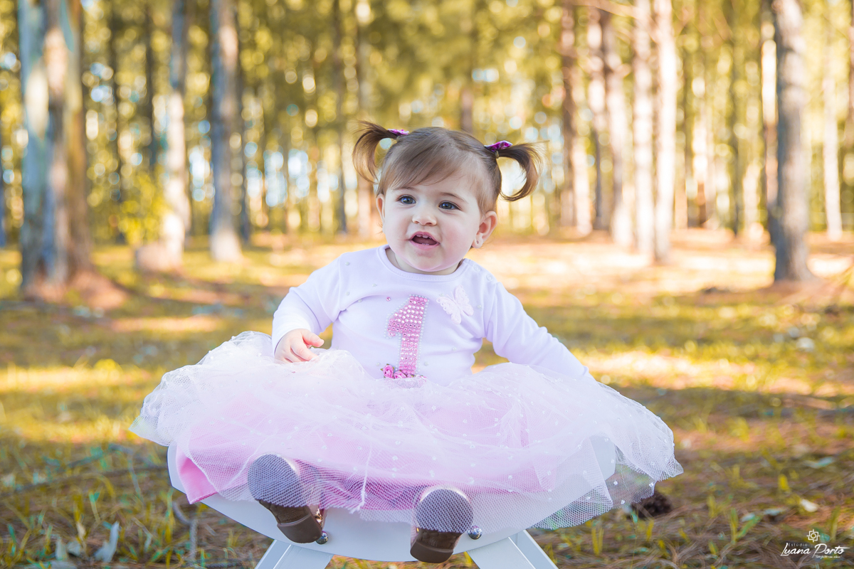 Bebê sentada no banquinho