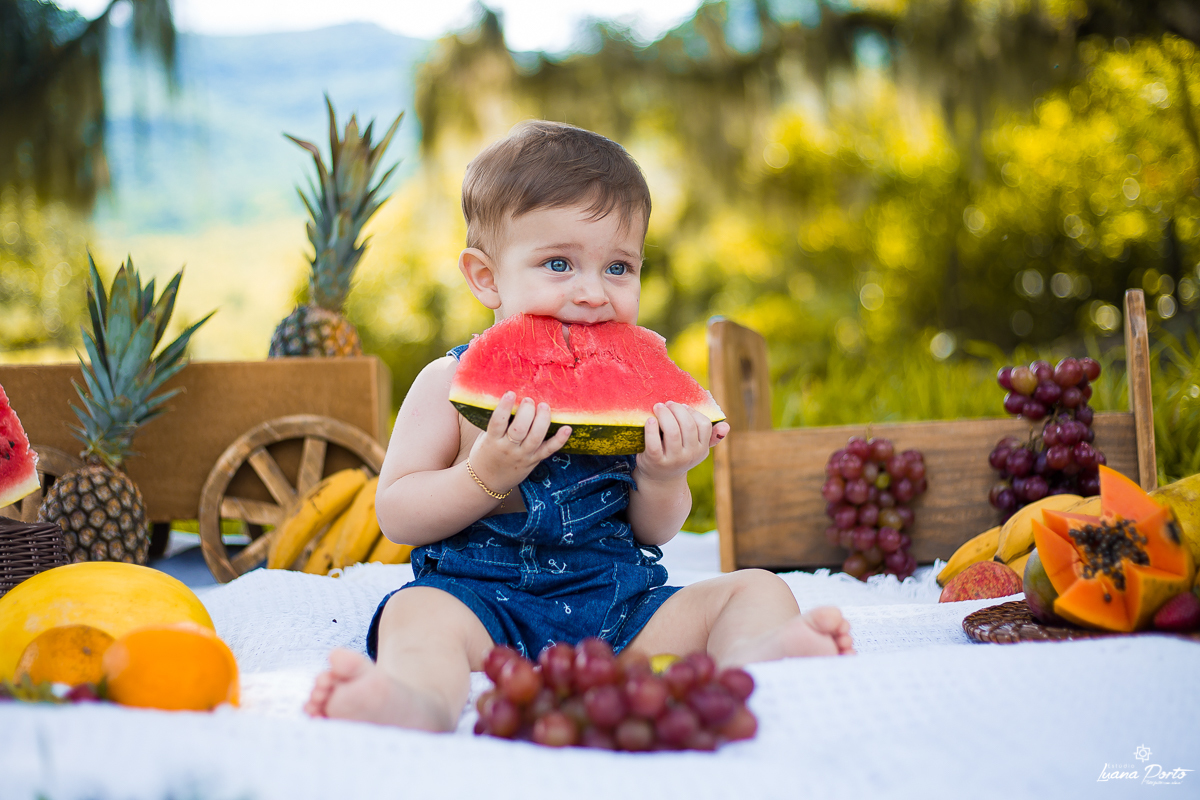 Foto de bebe comendo melancia e uva 