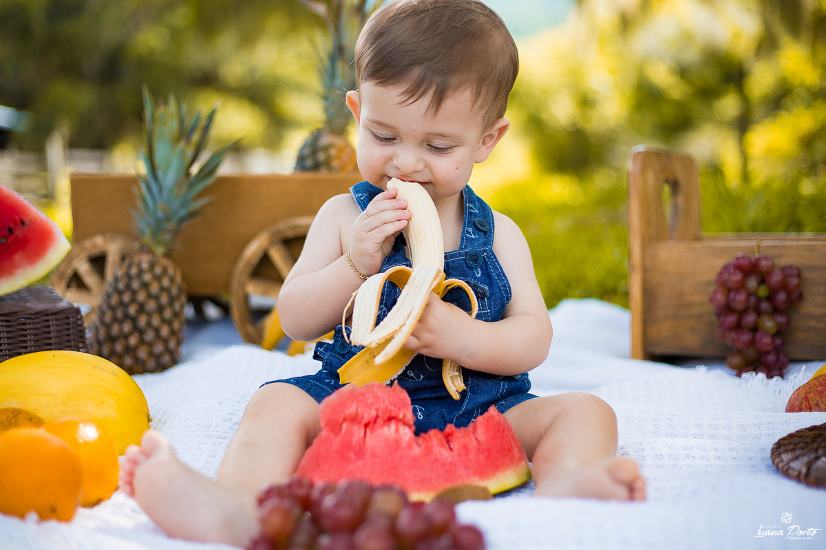 Foto de bebê comendo banana
