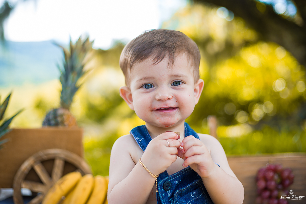 Ensaio de bebe comendo uva em smash the fruit