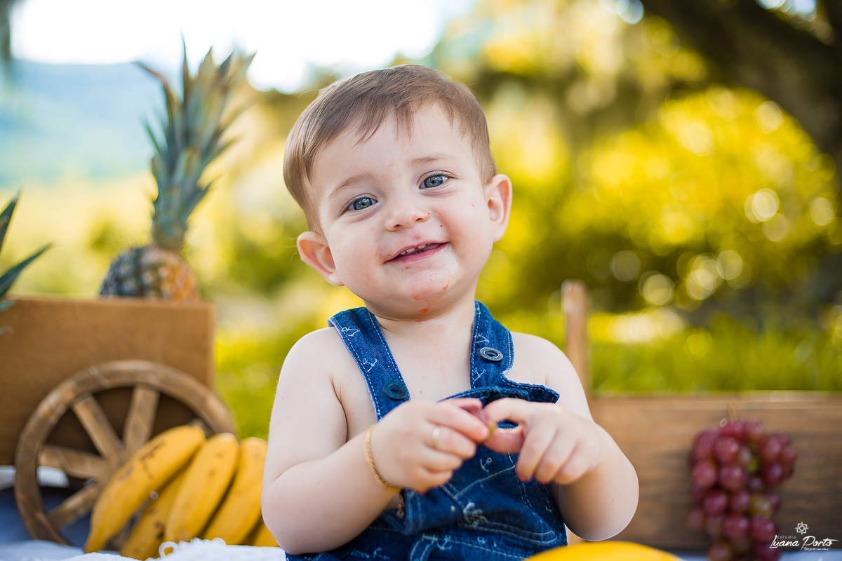 Fotografia de bebe com olho azul em maquine