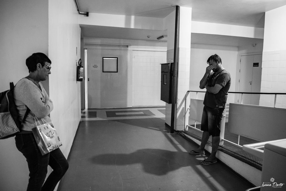 Foto de família esperando o parto e papai nervoso