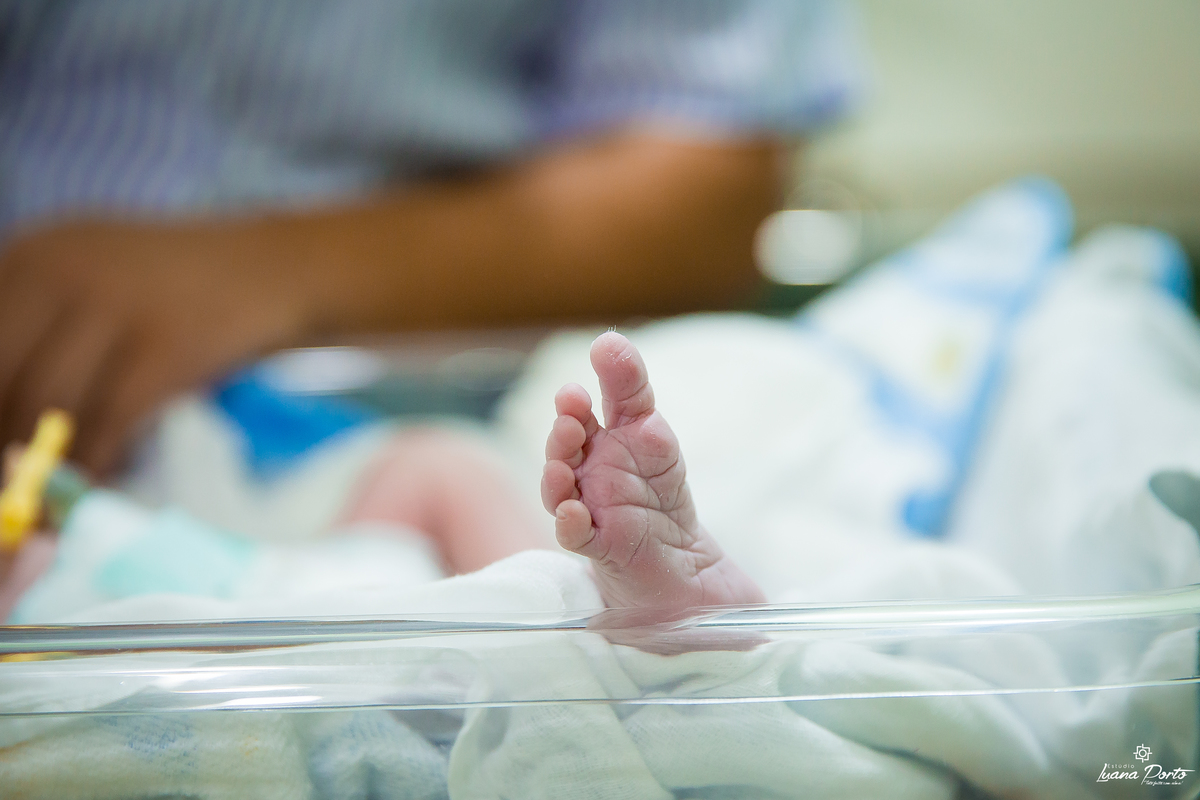 Foto de recém nascido com pé de fora