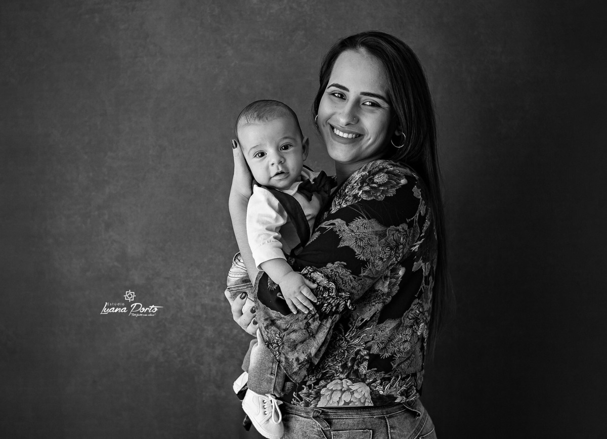 Foto de mãe e filho em estúdio em Osório
