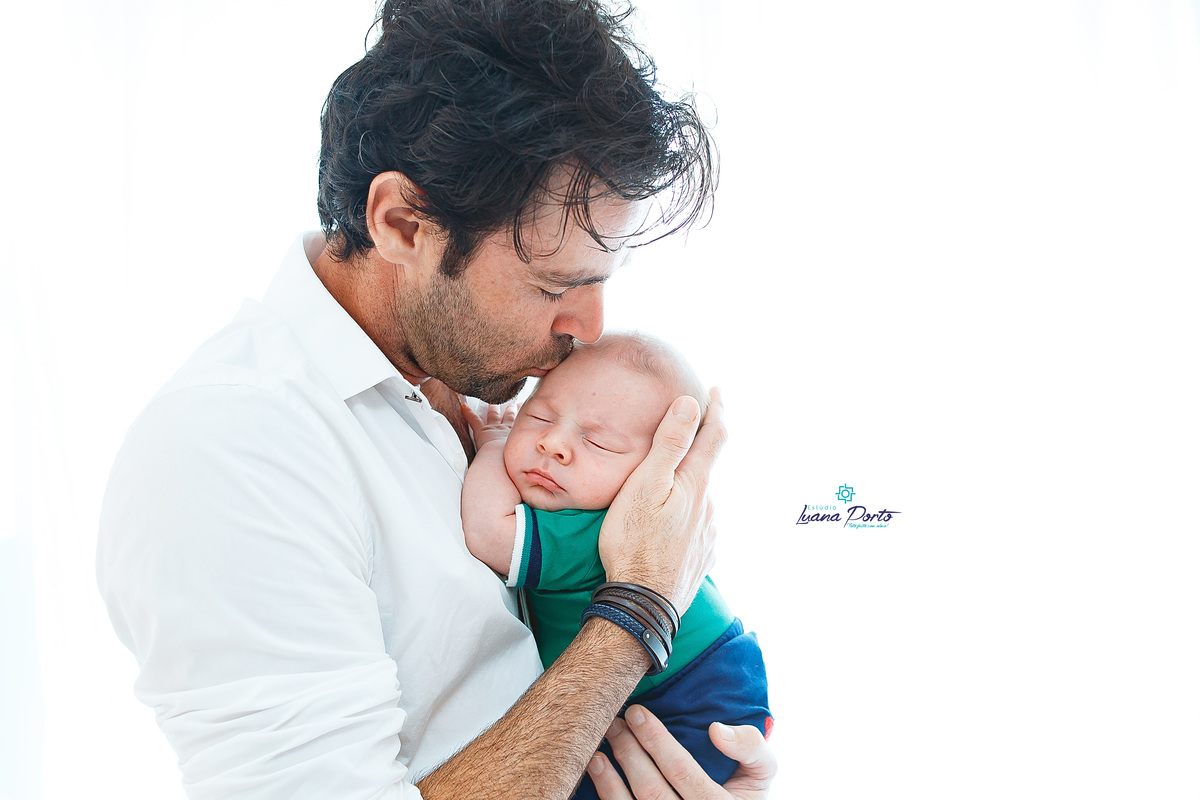 Foto de pai e filho em estúdio