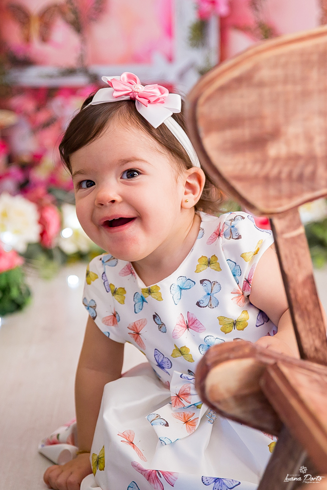 Menina se escondendo atras da cadeira 