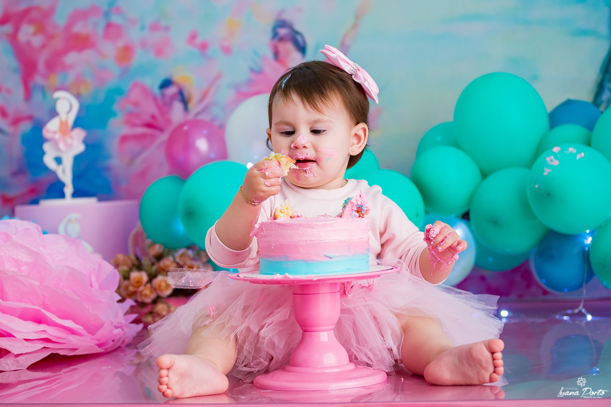 Bebê comendo bolo no smash the cake