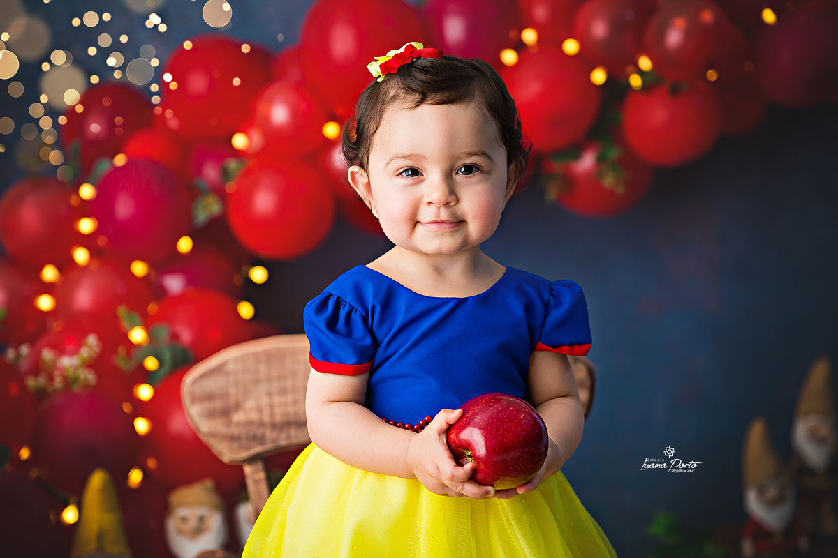 Bebê com roupa de branca de neve 