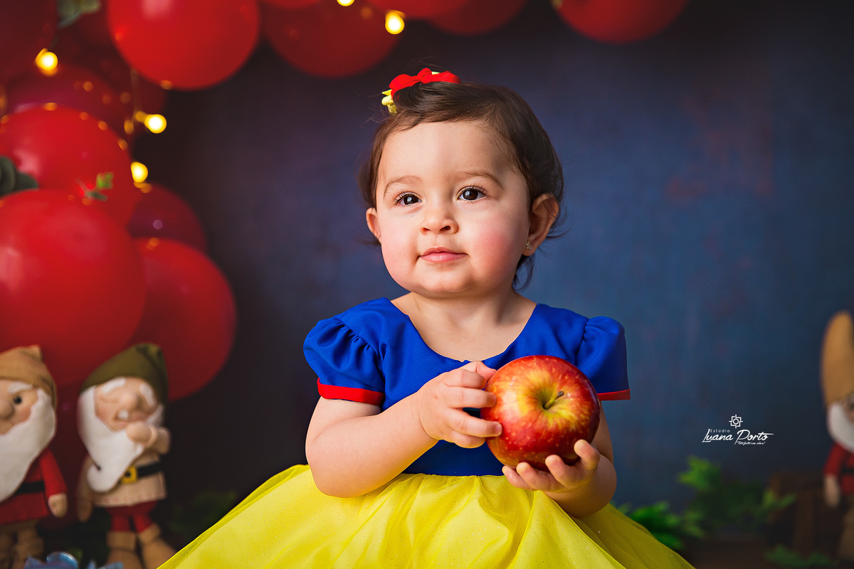 Foto de bebê com maça da branca de neve