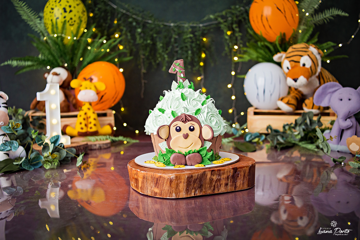 Bolo de samsh the cake no tema safari