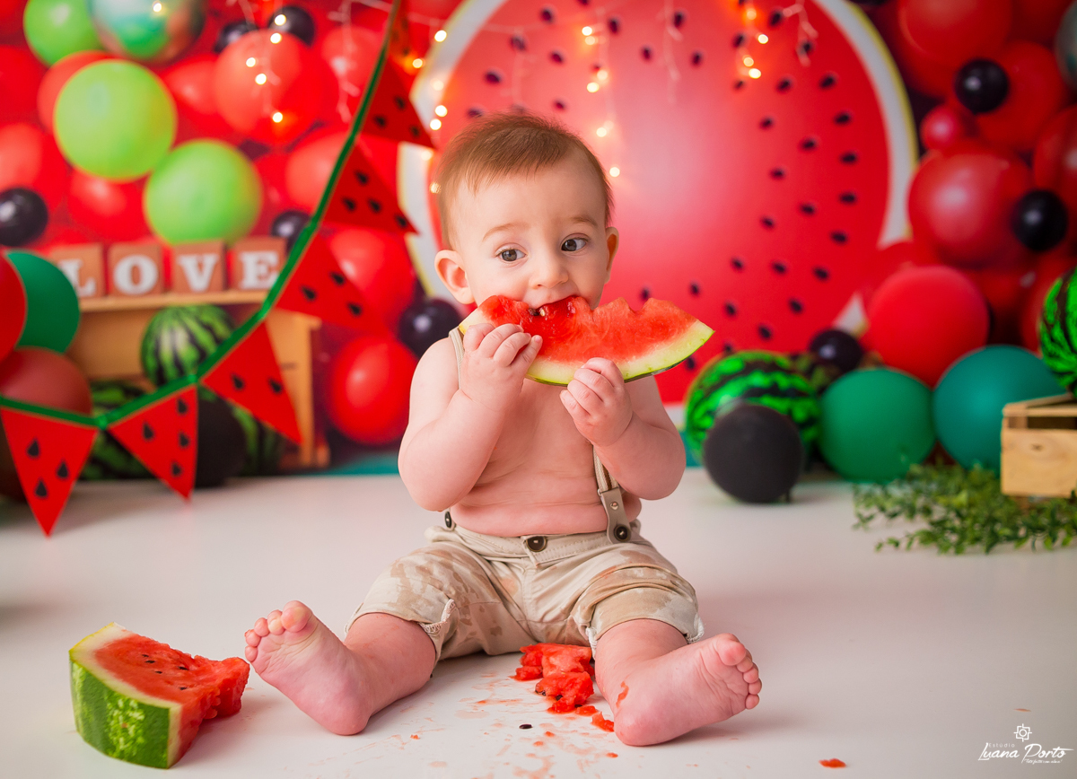 Fotografia de bebê comendo melancia