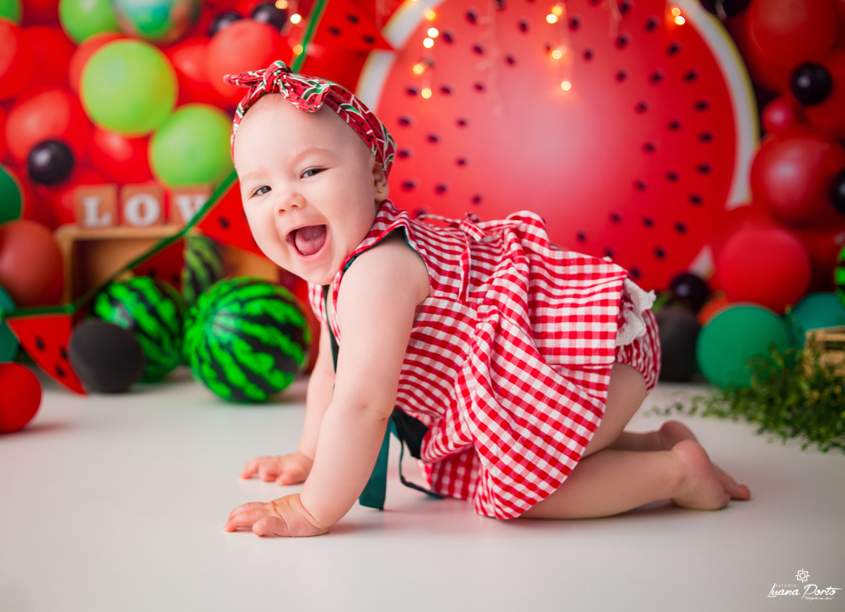 Fotografia de bebê no cenário de frutinhas