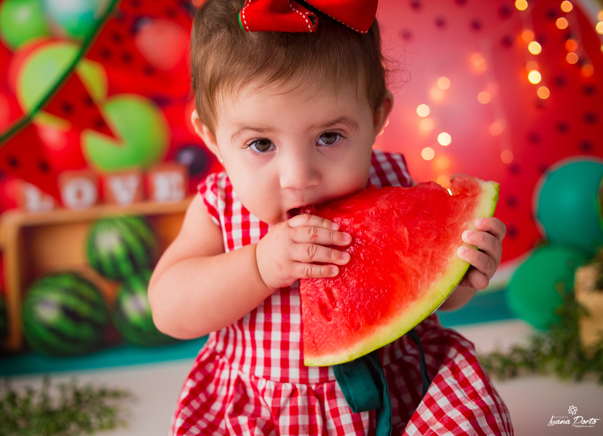 Bebê comendo melancia