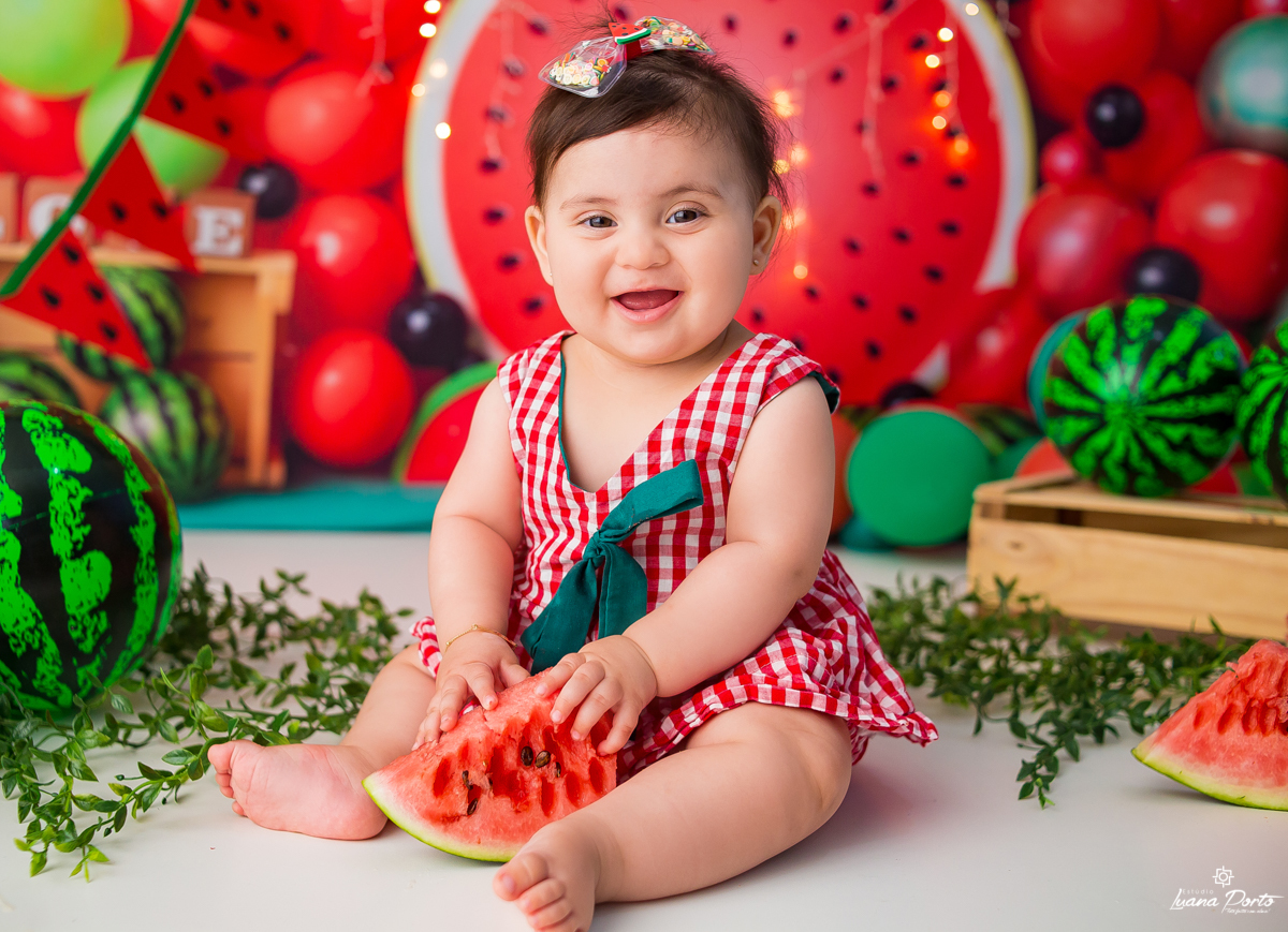 Foto de criança comendo melancia